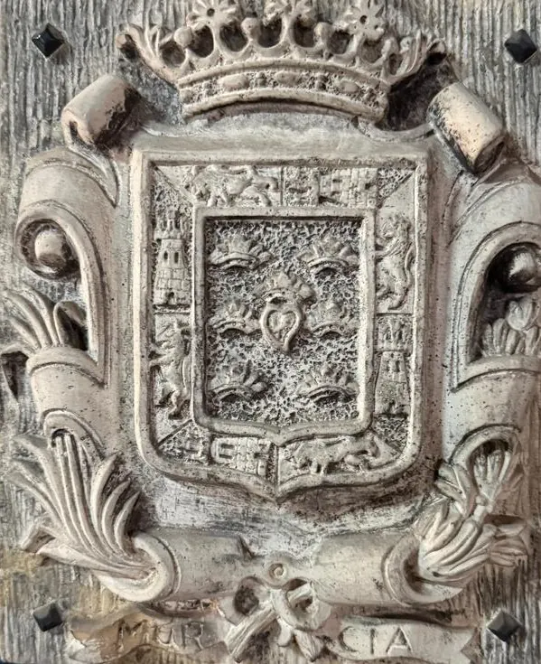 Escudo de Murcia tallado en piedra